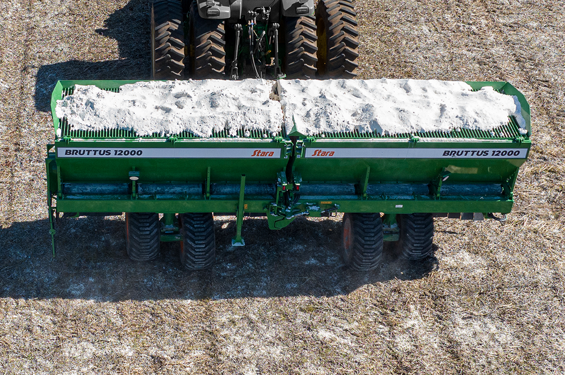 Distribuidor Stara Bruttus 12000 carregado com fertilizante Super Simples